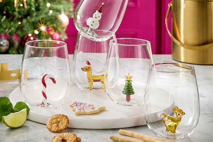 Gläser mit Weihnachtsfiguren