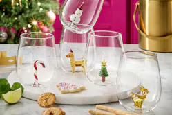Gläser mit Weihnachtsfiguren