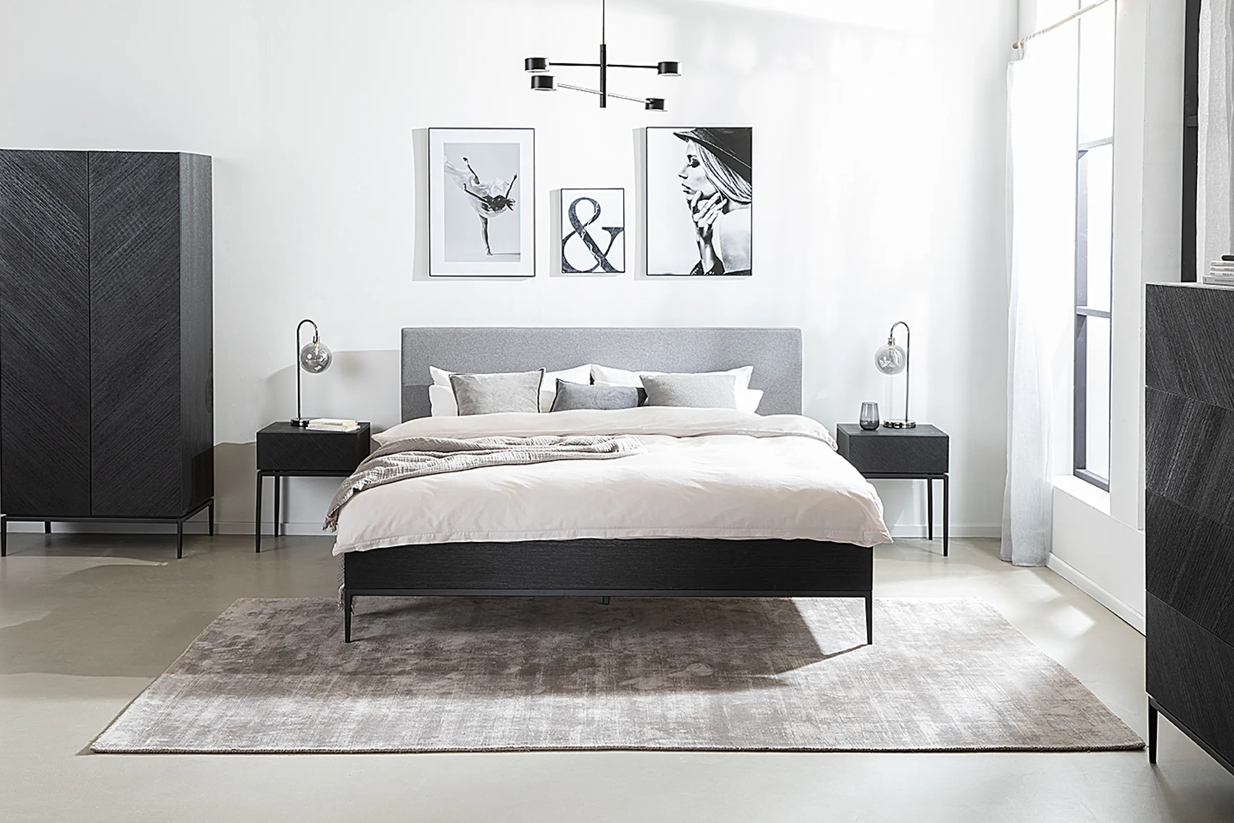 Deckenbeleuchtung fürs modernes Schafzimmer: schwarze Schränke, schwarzes Bett und schwarze Deckenleuchte von home24