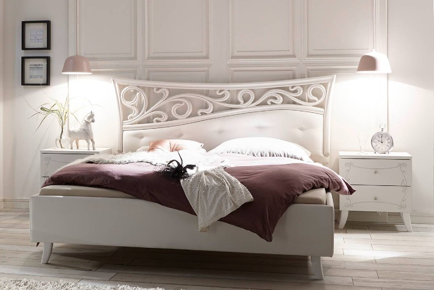 Elegantes weißes Doppelbett mit weißen Kommoden und Wandleuchten an beiden Seiten. Produkte bestellbar bei home24