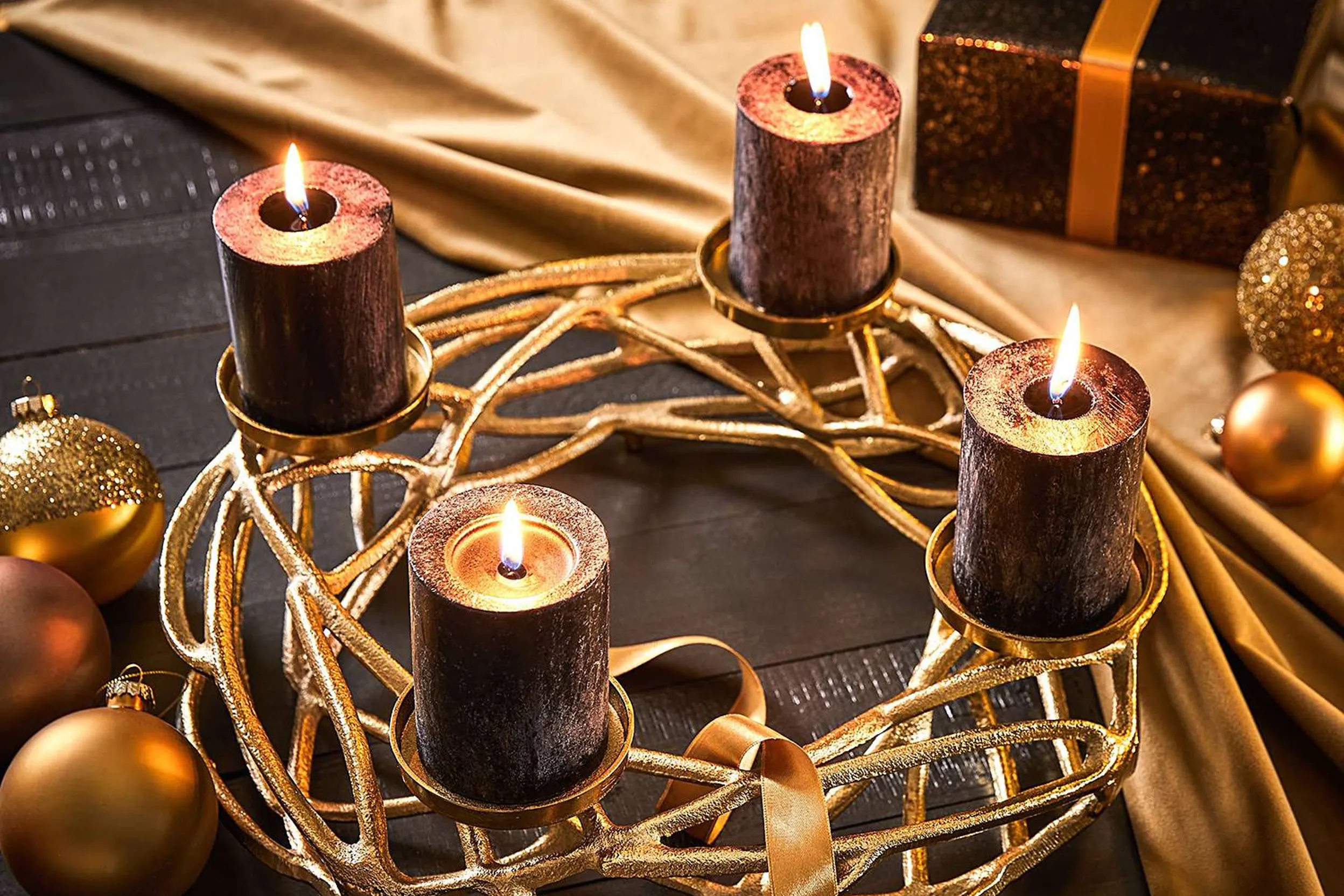 Moderner Weihnachtskranz aus goldem Metall mit 4 weinroten Kerzen