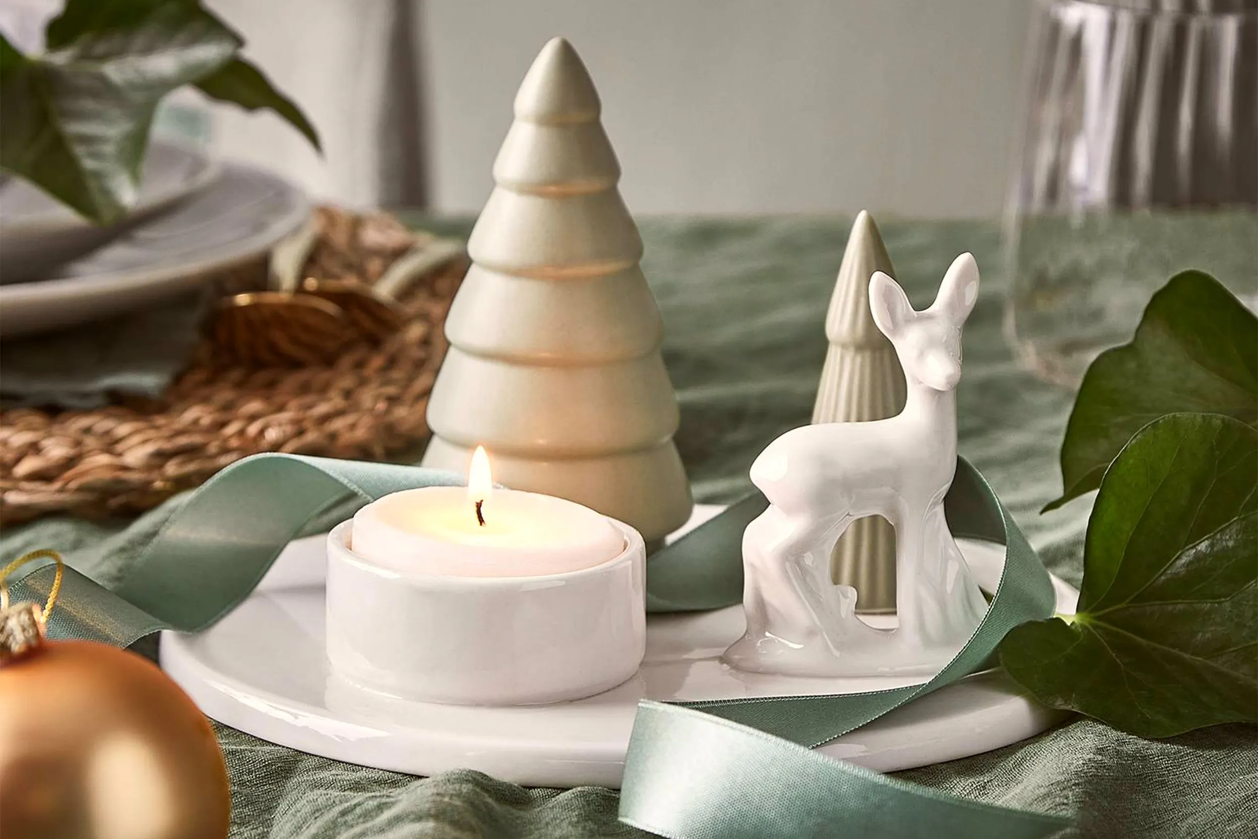 Teller mit Teelicht und weihnachtlichen Figuren