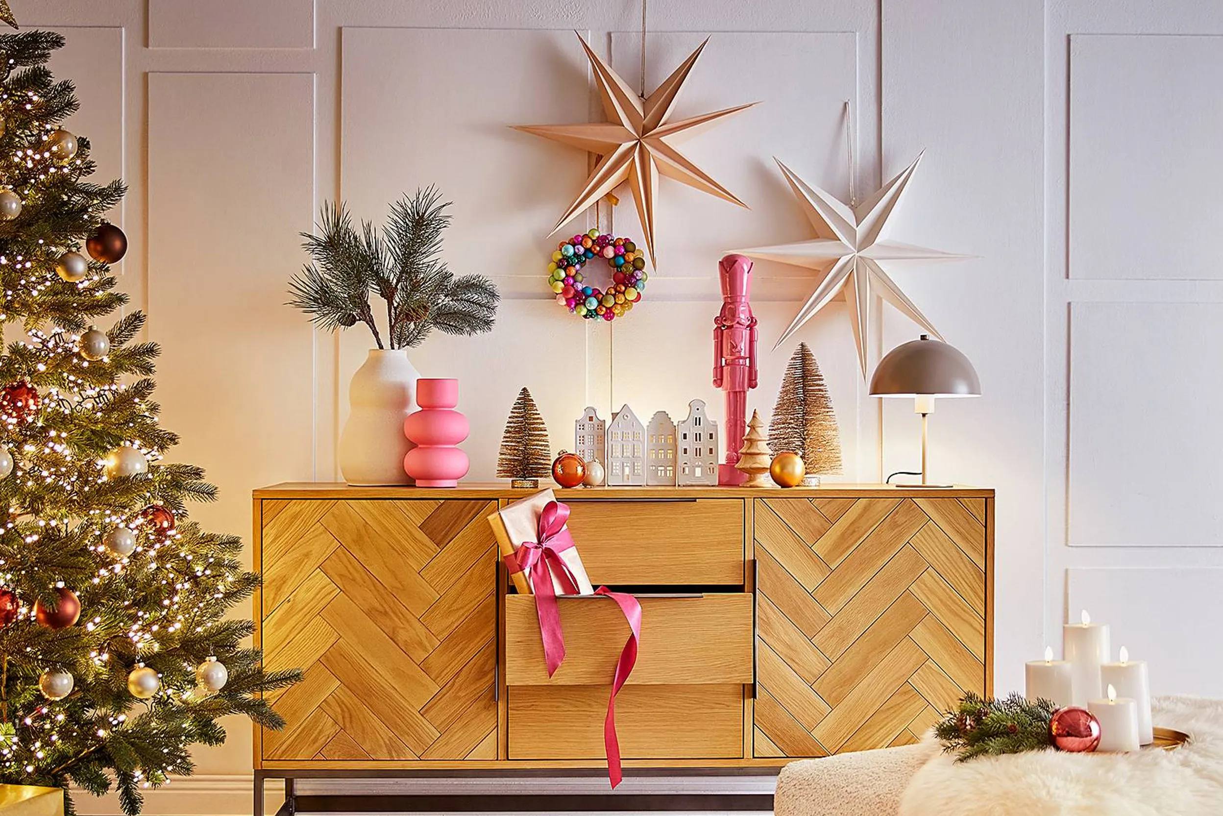 Sideboard mit moderner Weihnachtsdeko in Pink, Weiß und Beige