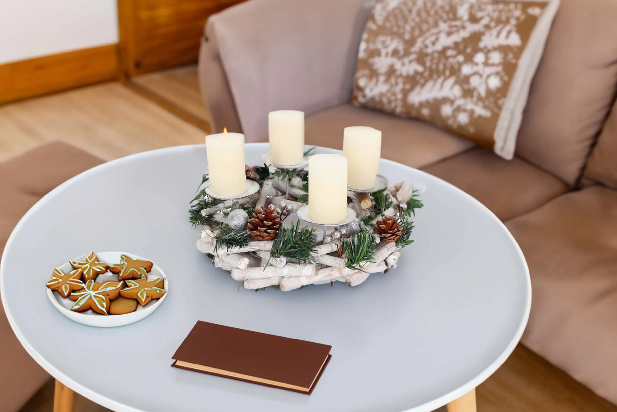 Couchtisch mit Adventskranz, Buch und Weihnachtskeksen