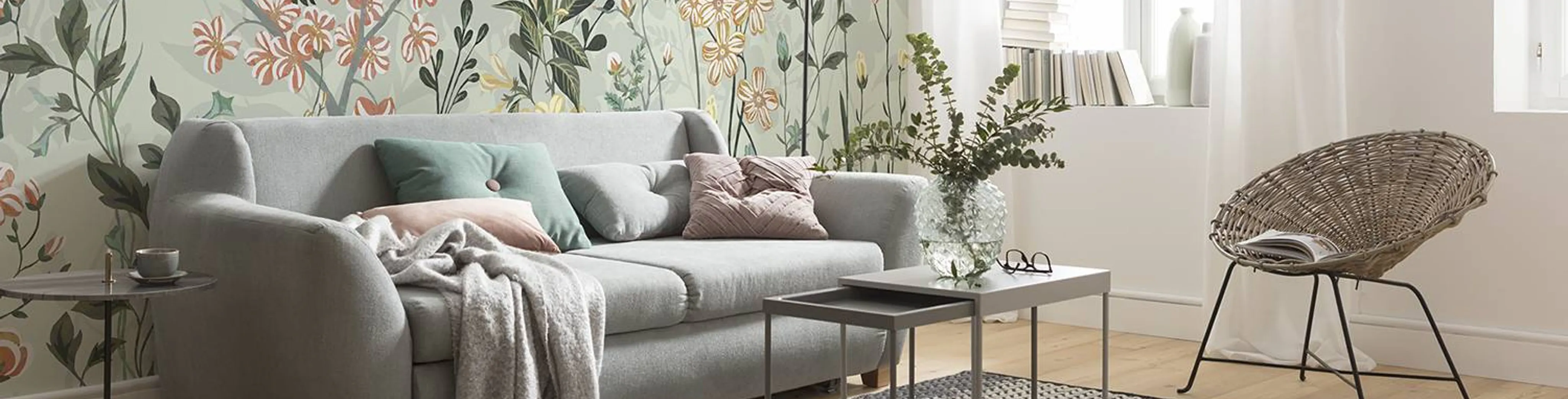 Florale Tapete in einem Wohnzimmer mit hellen Möbeln