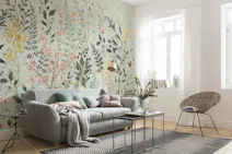 Florale Tapete in einem Wohnzimmer mit hellen Möbeln