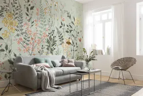 Florale Tapete in einem Wohnzimmer mit hellen Möbeln