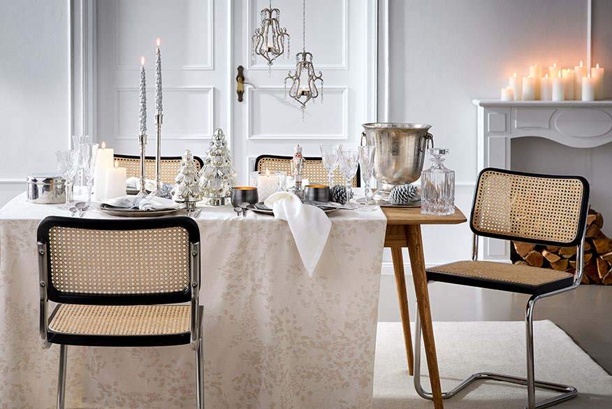 Festlich gedeckter Tisch mit eleganter Weihnachtsdeko und edlem Geschirr von BUTLERS in Weiß und Silber