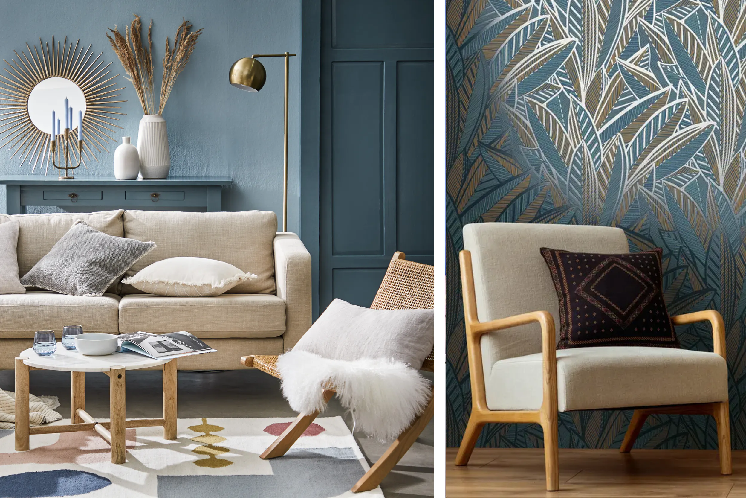 Links: Wohnzimmer mit blauer Wand und goldener Stehleuchte; rechts: Sessel vor gold-blauer Tapete