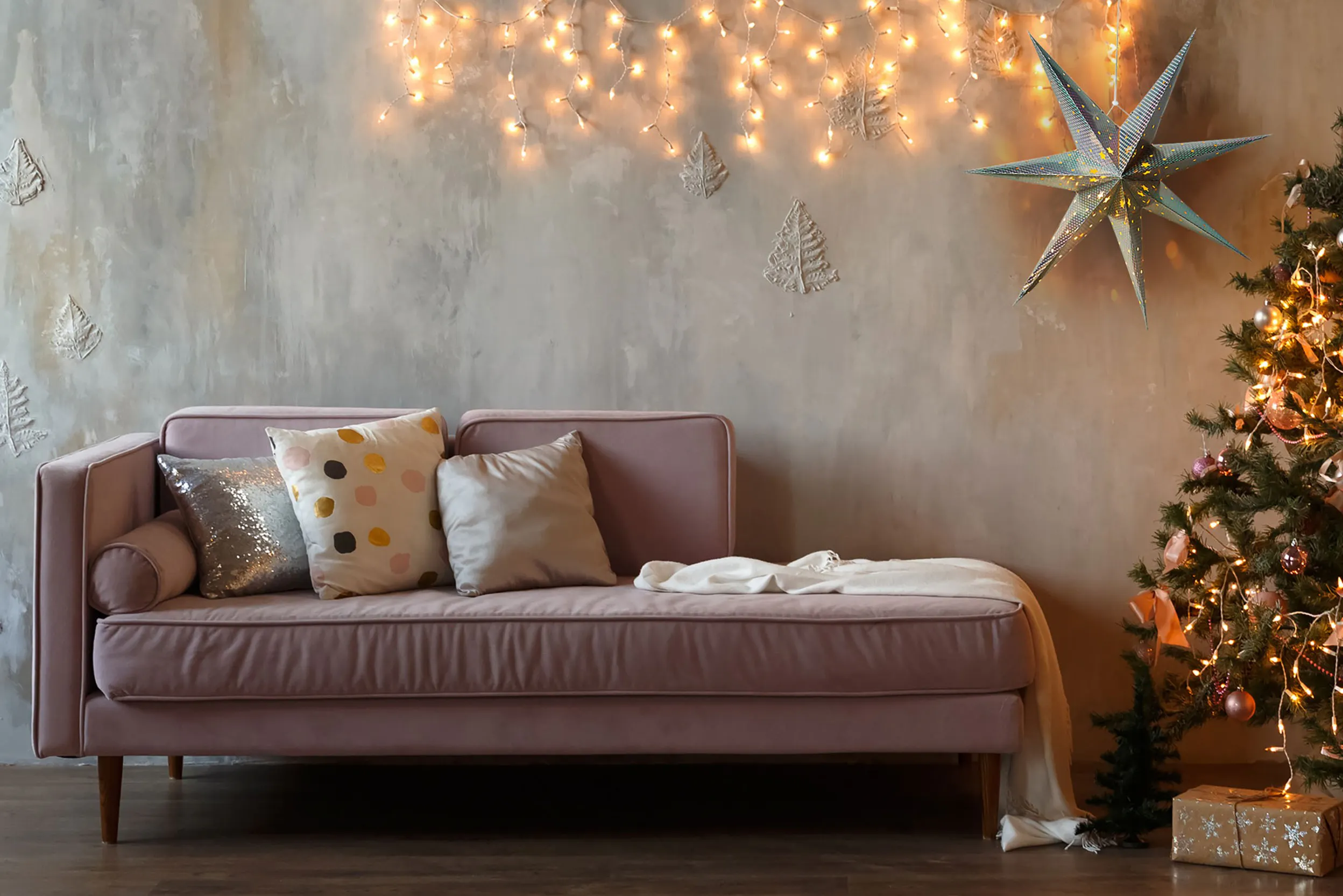 Samtsofa, Lichterketten, Weihnachtsbaum und Stern