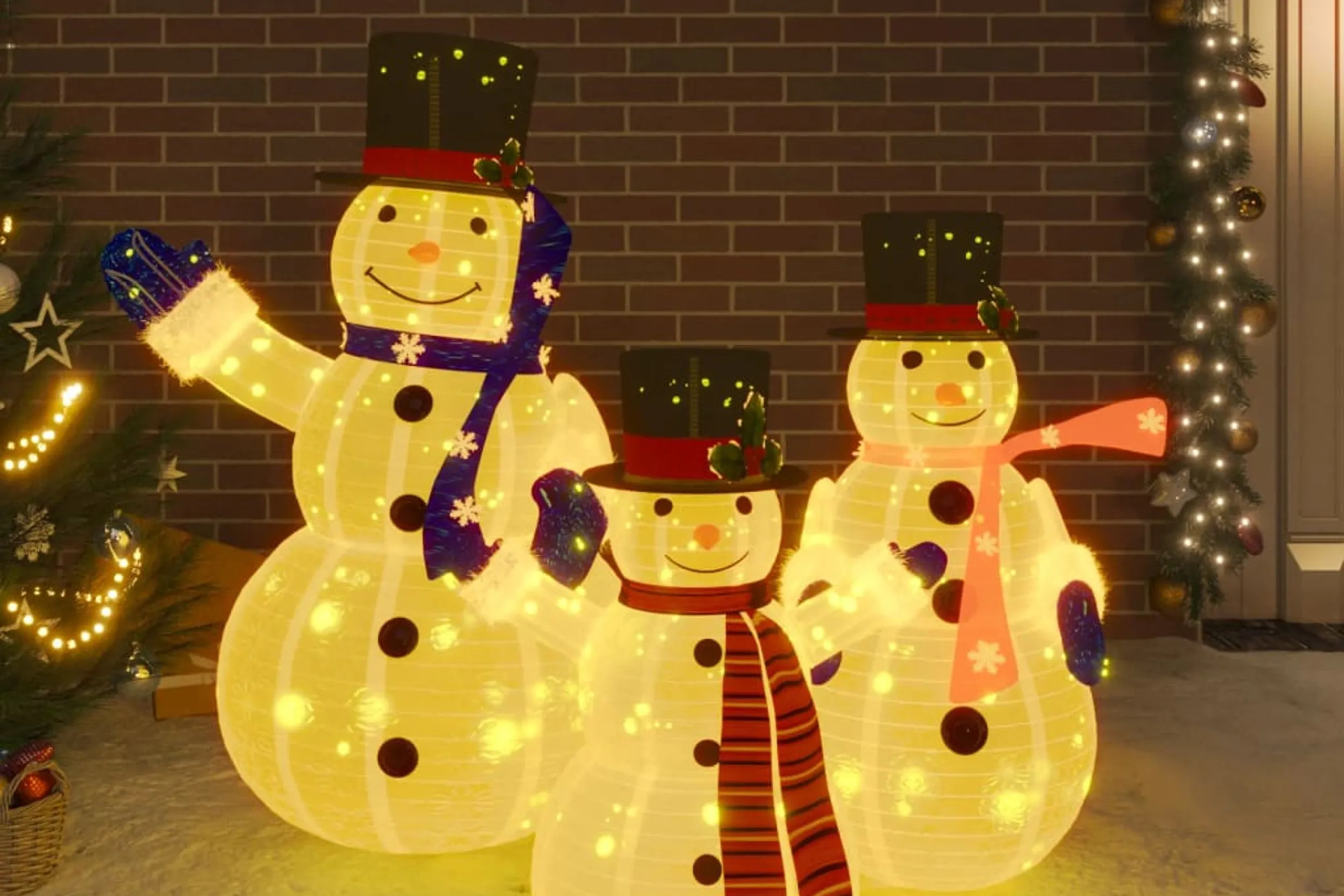 Beleuchtete Schneemänner im Vorgarten