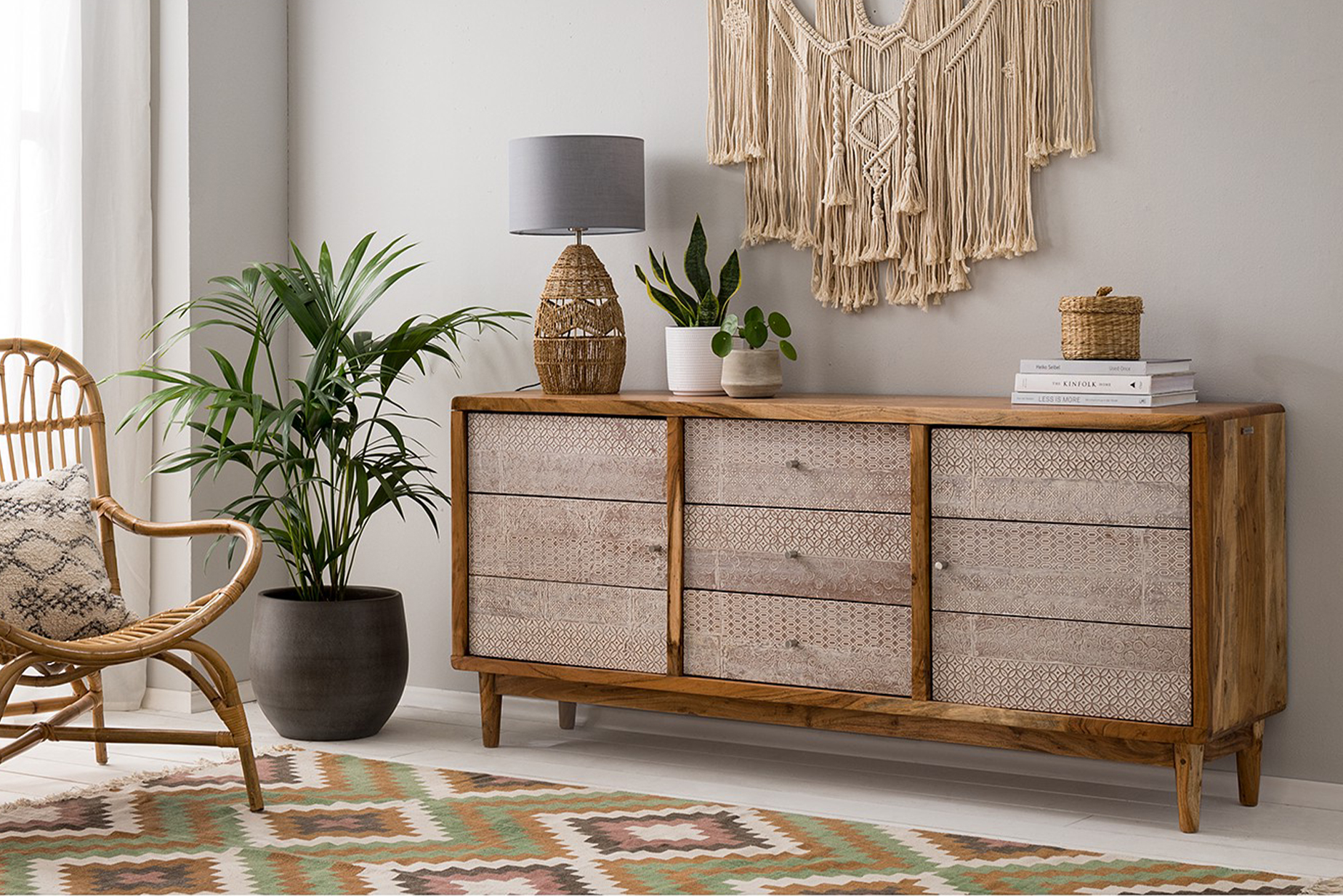 Sideboard der Serie Buuda by kollected aus massivem Akazienholz im entspannten Boho-Setting, Fronten mit fantasievollen Mustern aus geprägter Aluminiumfolie.