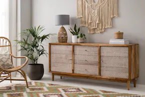 Sideboard der Serie Buuda by kollected aus massivem Akazienholz im entspannten Boho-Setting, Fronten mit fantasievollen Mustern aus geprägter Aluminiumfolie.