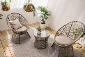 Geflochtene Sessel für draußen auf Outdoor-Teppich