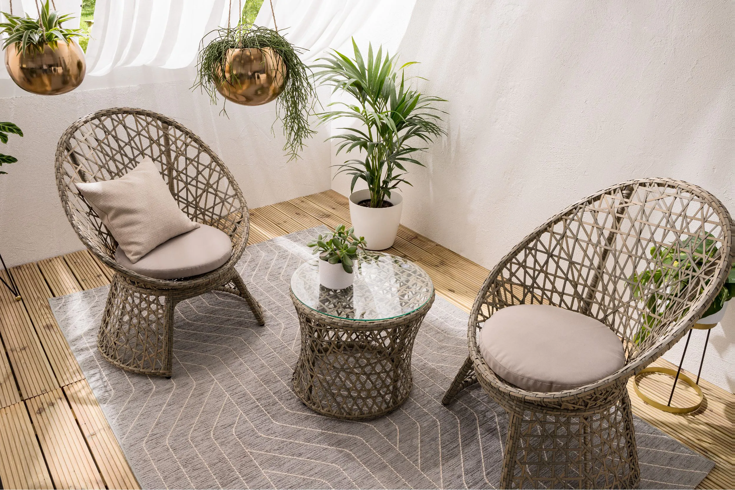 Geflochtene Sessel für draussen auf Outdoorteppich von home24