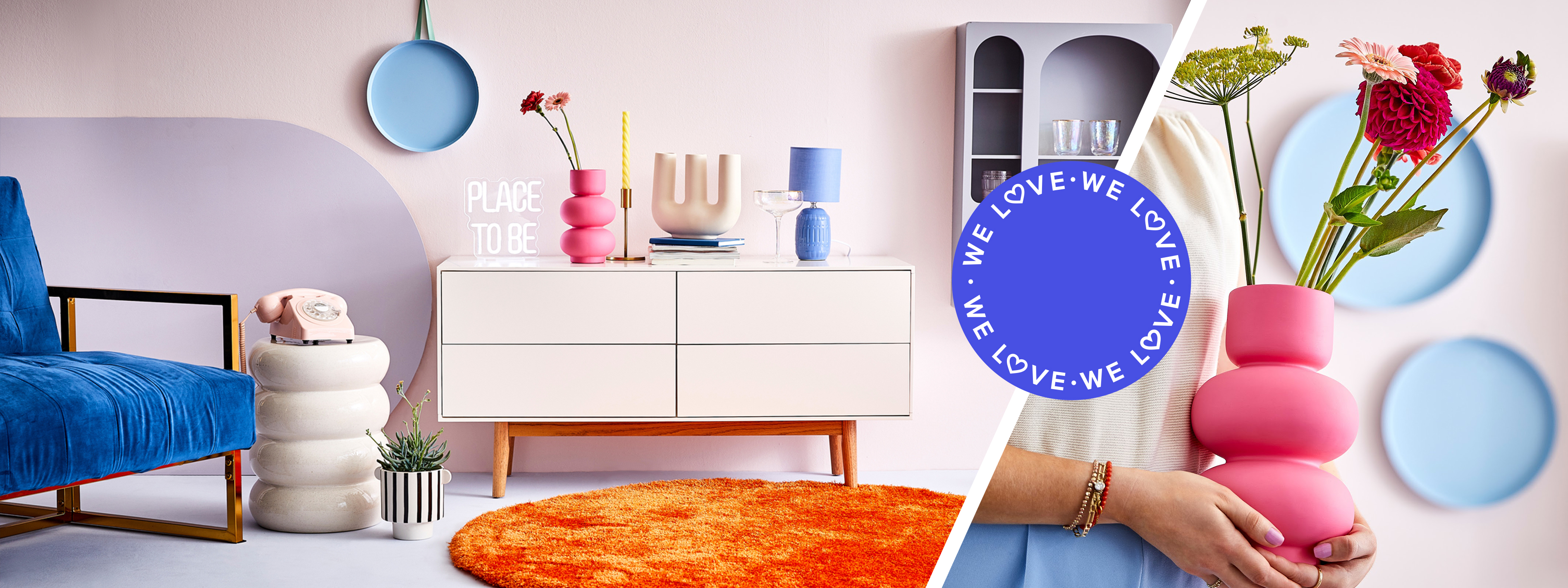 Weißes Sideboard von Mørteens wird gemäß Dopamine Decor mit bunten Farben und besonderen Formen kombiniert: rosa Retro-Telefon, hellblaue Tischlampe, bulkige BUTLERS-Vase in Pink, orangener Teppich und ein blaues Samtsofa von home24 mit goldenen Armlehnen sind nur einige der fröhlichen Statement-Pieces.