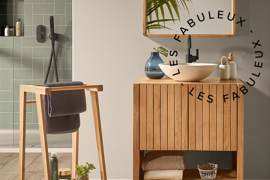 Salle de bain de style scandinave avec meuble sous lavabo en bois clair équipé d'une vasque en céramique