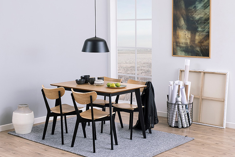 Table et chaises de style scandinave en bois blond et piètement noir, de la série Rigby par Mørteens.