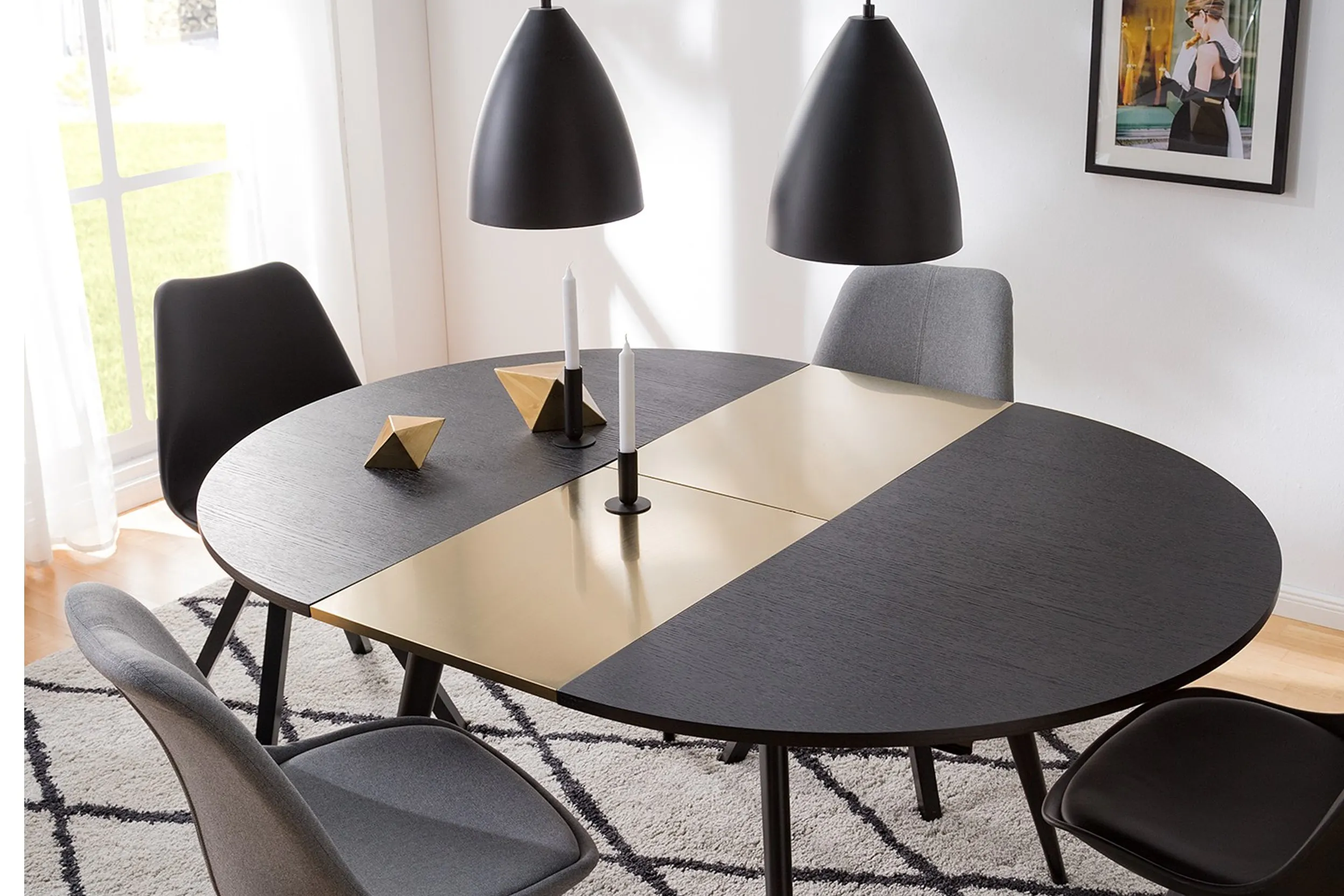 Ausziehtisch in schwarz und beige, graue und beige Stühle