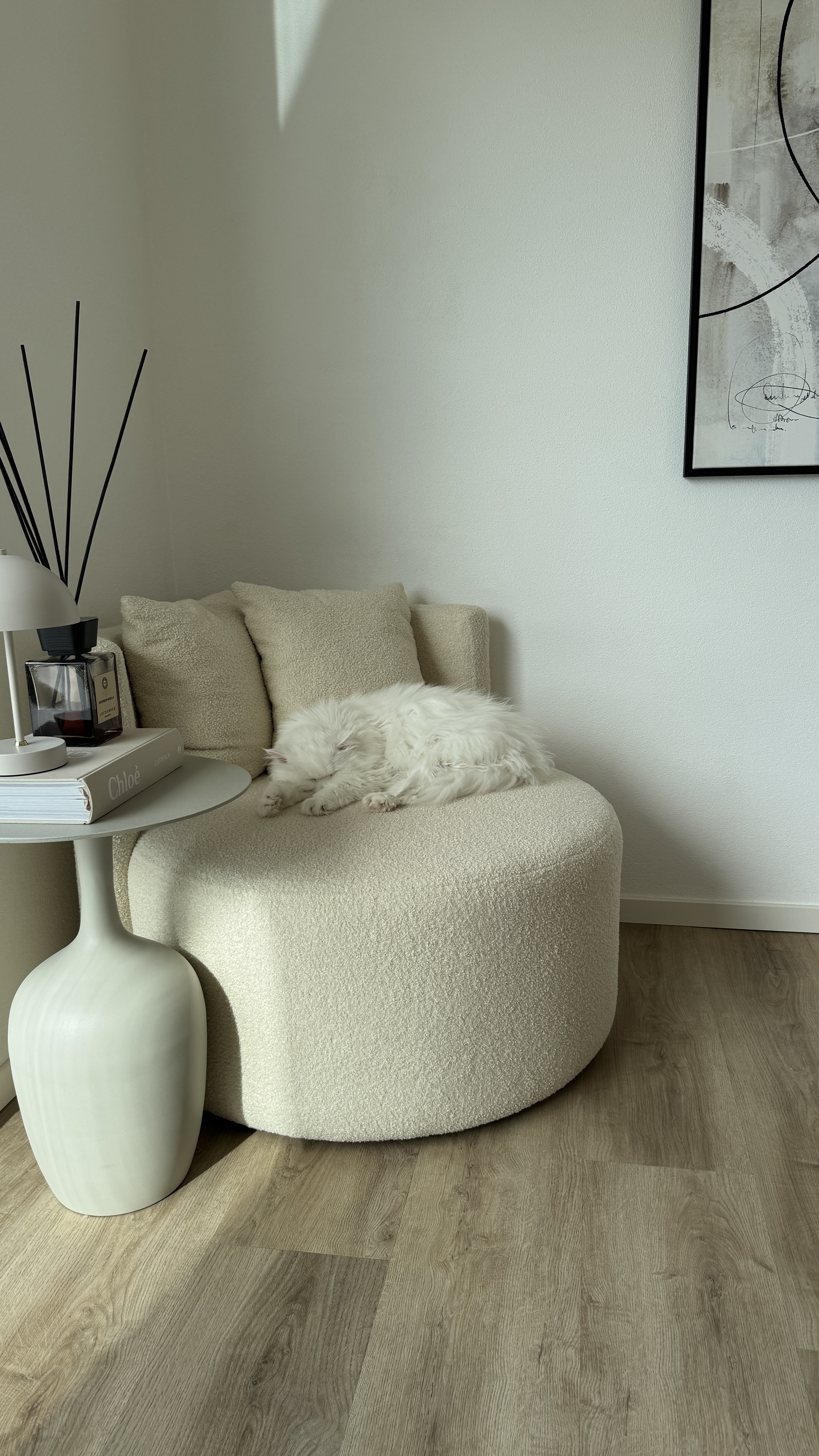 Beiger Loungesessel in organischen Formen mit beigem Beistelltisch