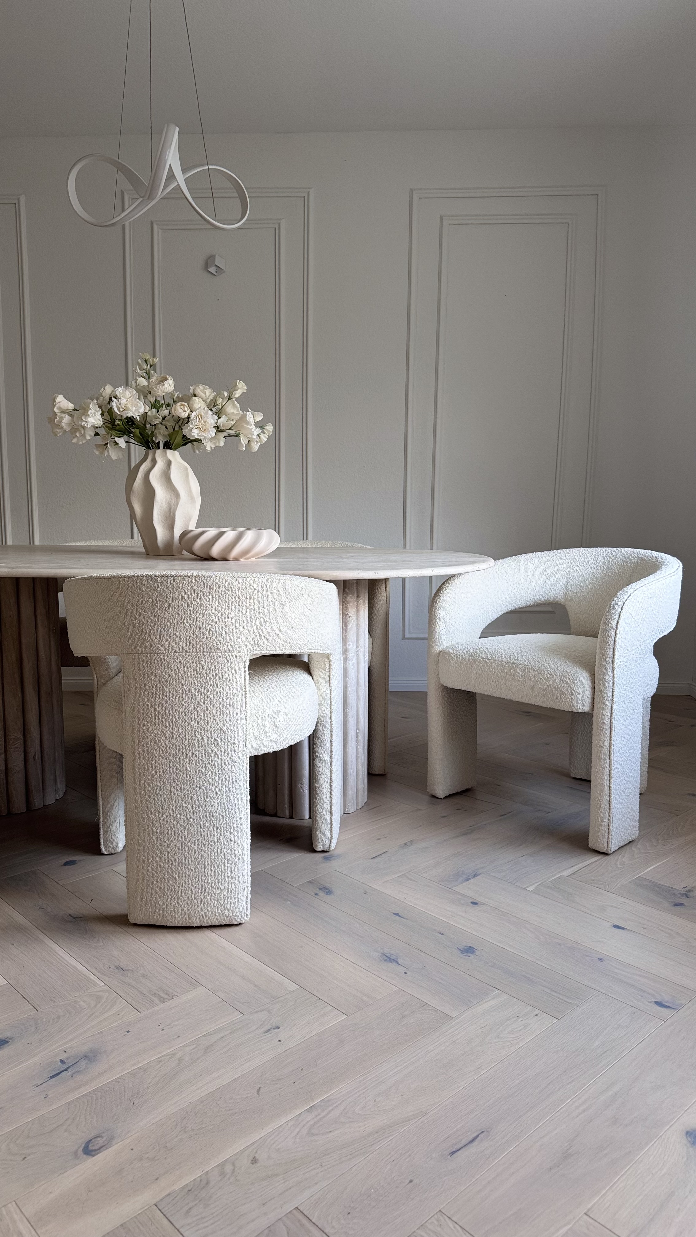 Zwei beige Polsterstühle im angesagten Organics Design am beigen Esstisch