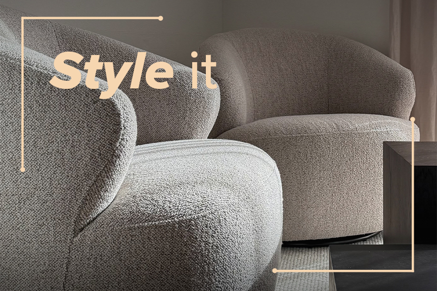 Zwei hellgraue Loungesessel im Modern Organics Trend