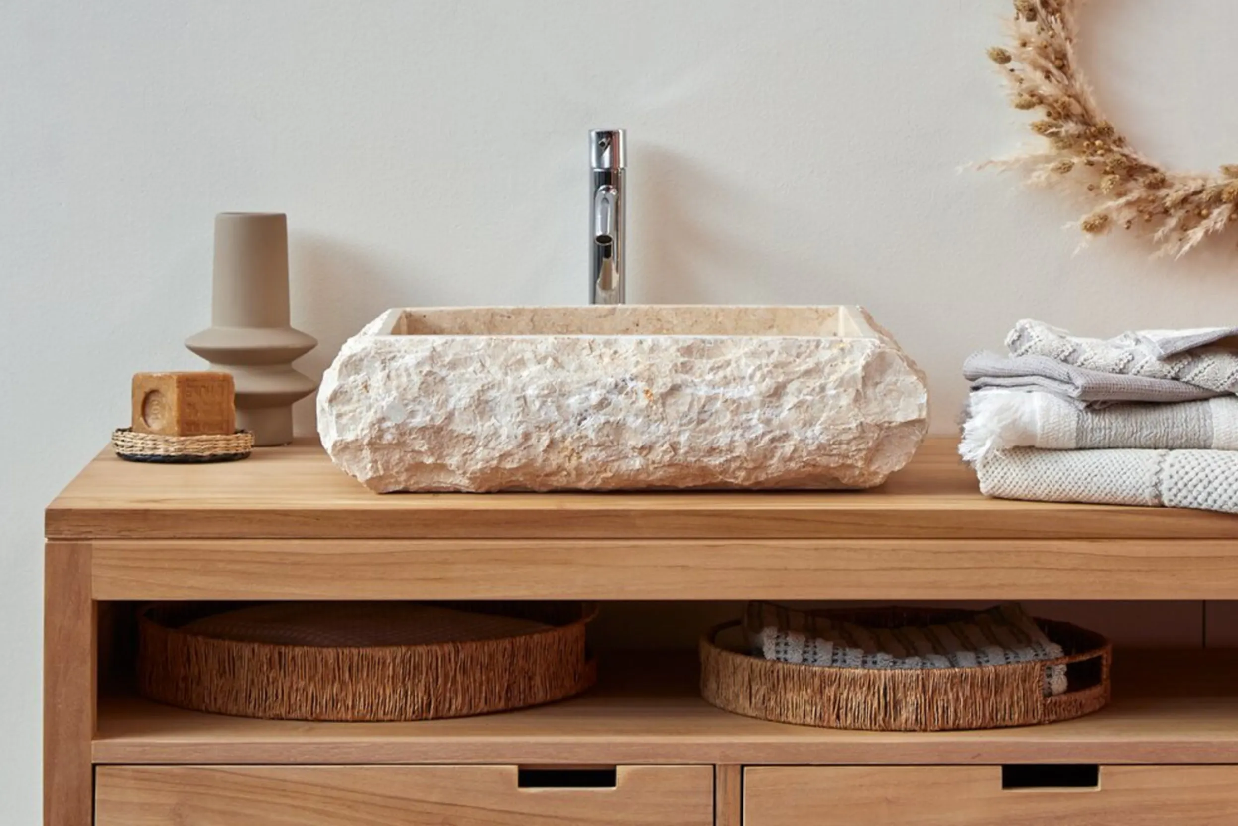 Geradliniger Holzwaschtisch mit offenen und geschlossenen Fächern und Waschbecken aus Naturmarmor