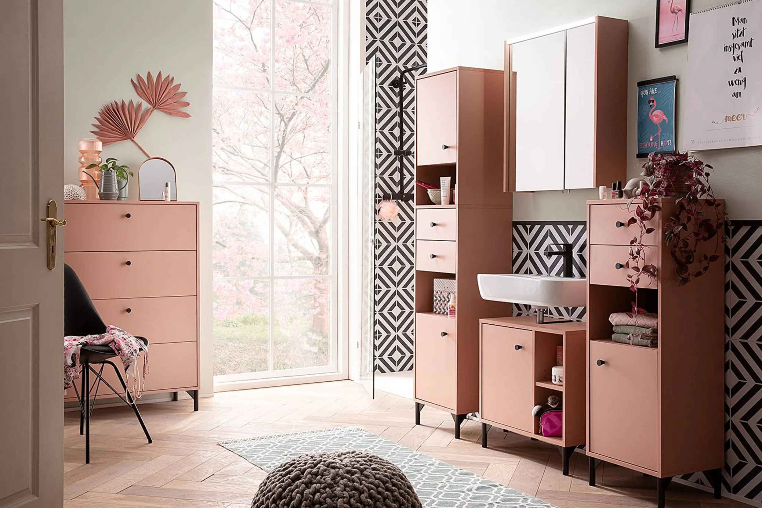 Badezimmer mit pinken Badmöbeln und grafischen Fliesen in Schwarz-Weiß
