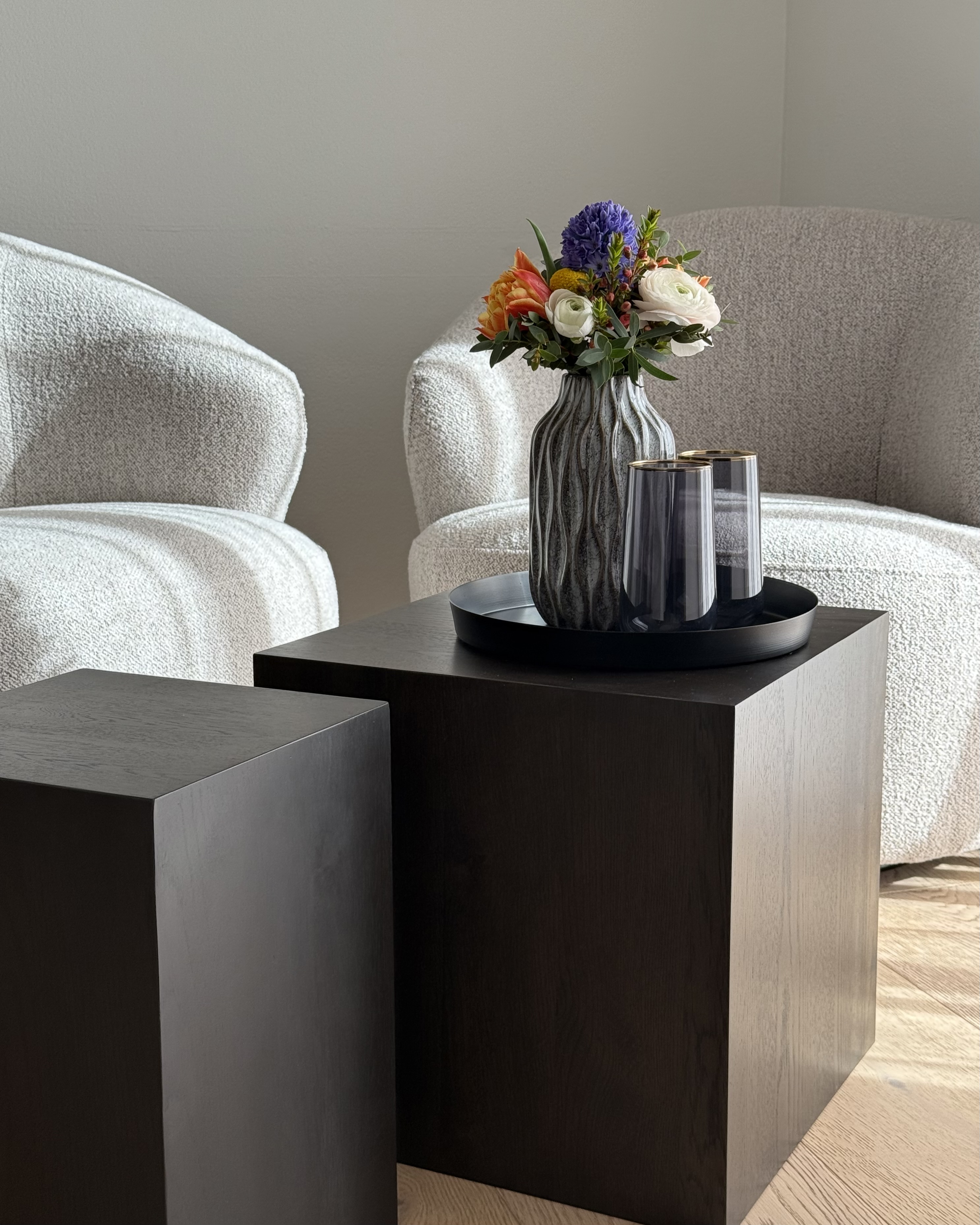 Organische Vase auf schwarzen Beistelltischen