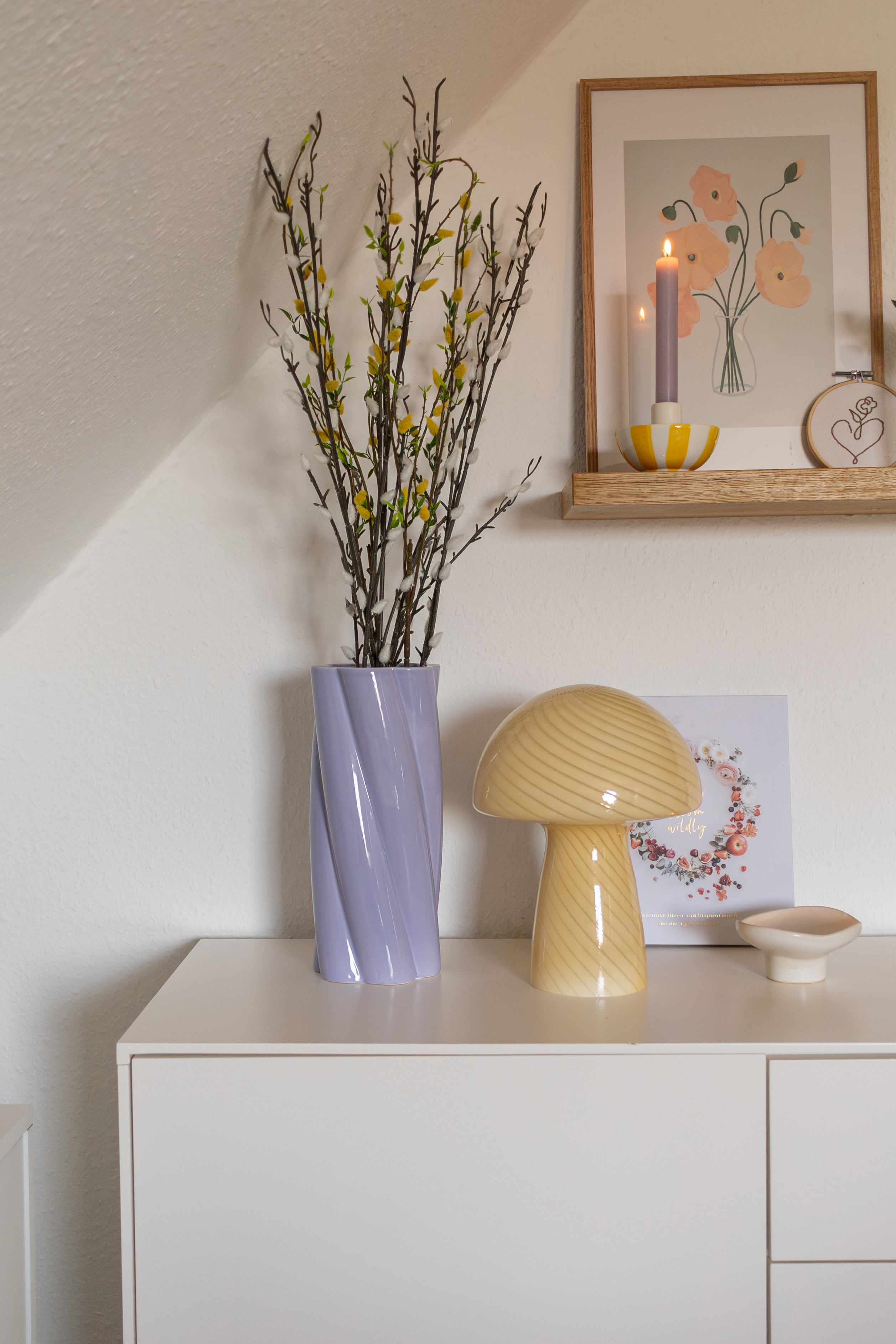 Gelbe Tischleuchte im Fungi-Look
