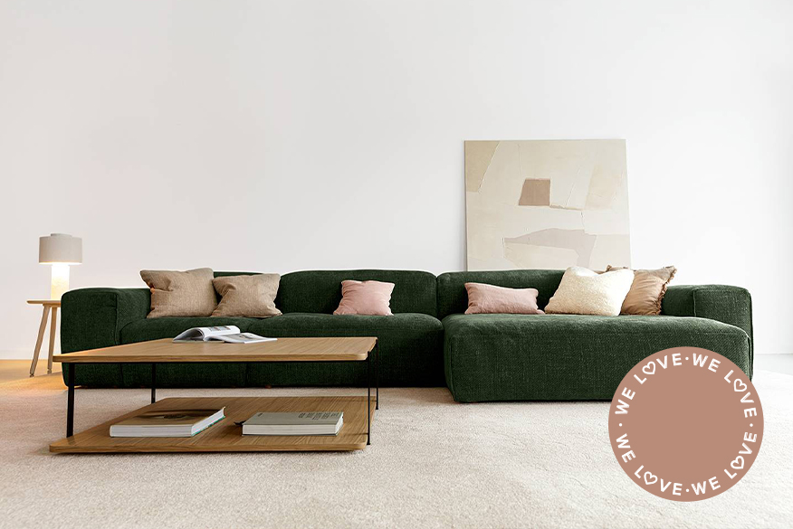 Dunkelgrünes Ecksofa mit samtweichem Polsterstoff Chenille, welches zusammen mit Kissen, Couchtisch, Teppich und Wandbild in Rosé, Braun und Beigetönen gestylt ist; daneben ein Detailbild von einem dunkelgrünen Sofastoff aus Chenille.