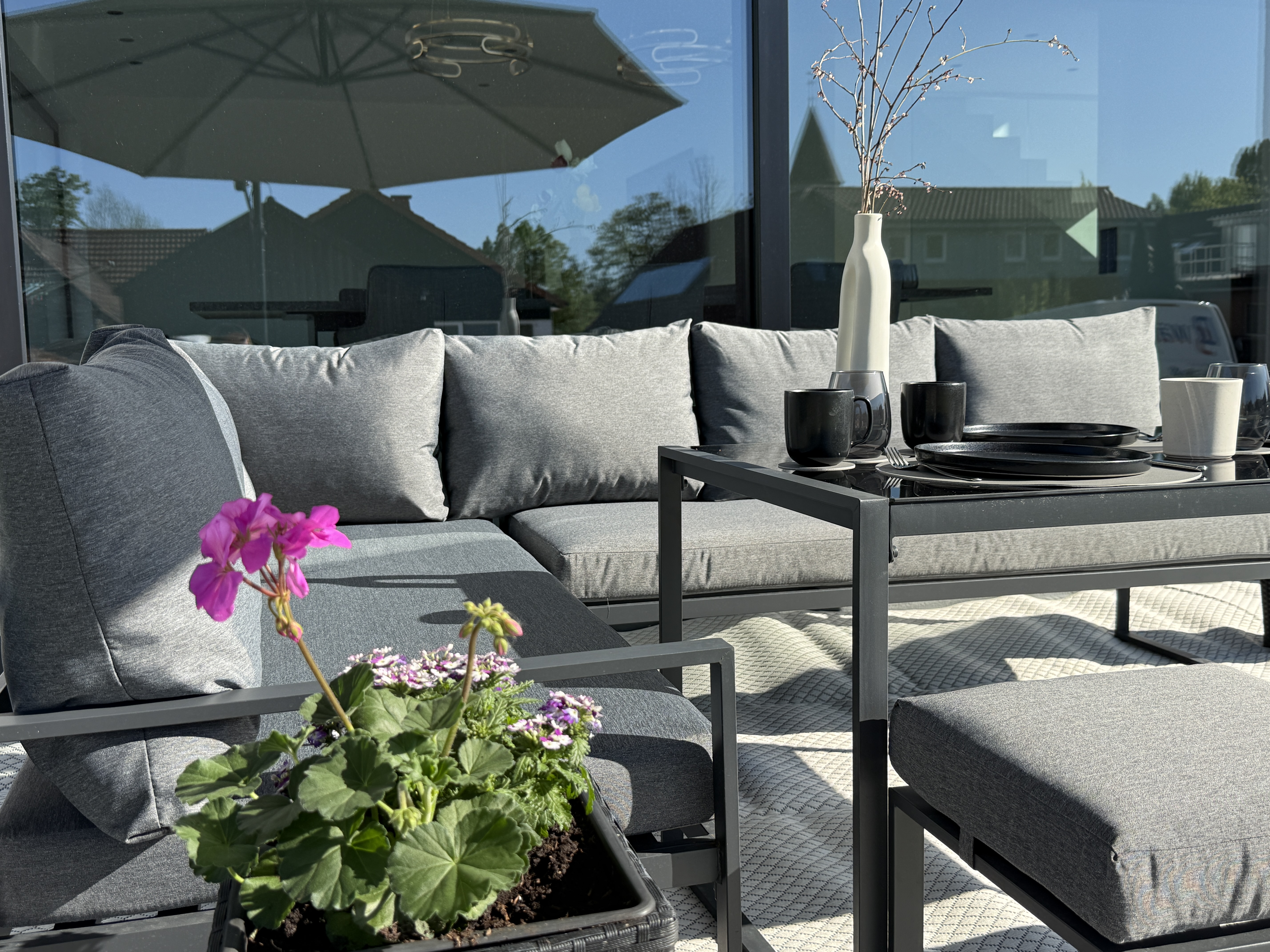 Dunkelgraue Gartensitzgruppe Senja mit hellgrauen Polstern