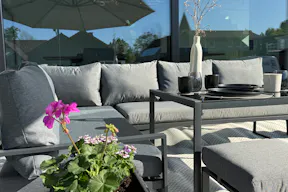 Dunkelgraue Gartensitzgruppe Senja mit hellgrauen Polstern