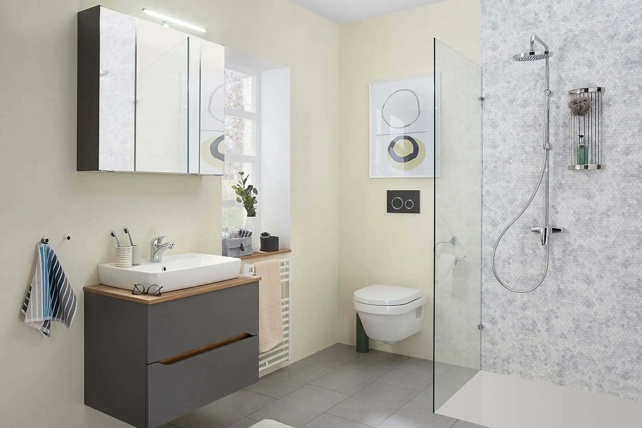 Kleines Bad mit begehbarer Dusche, Hänge-Waschtisch und LED-Spiegelschrank