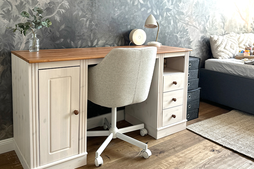 Weißer Schreibtisch im Landhausstil mit Schubfächern in einem Jugendzimmer