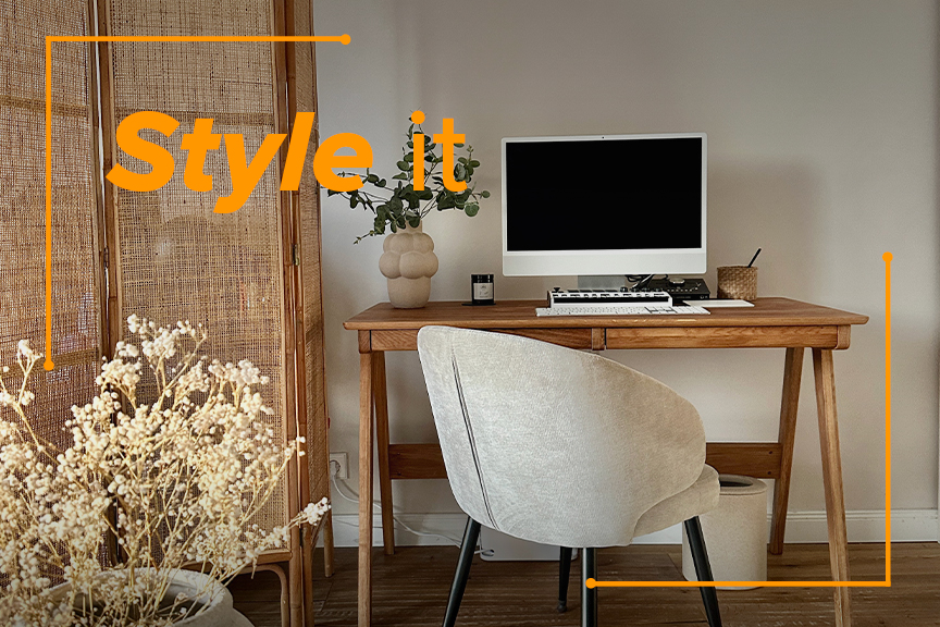 Via Paravent abgetrennter Arbeitsbereich mit einem schlanken Holzschreibtisch von home24 mit hellgrauem Polsterstuhl