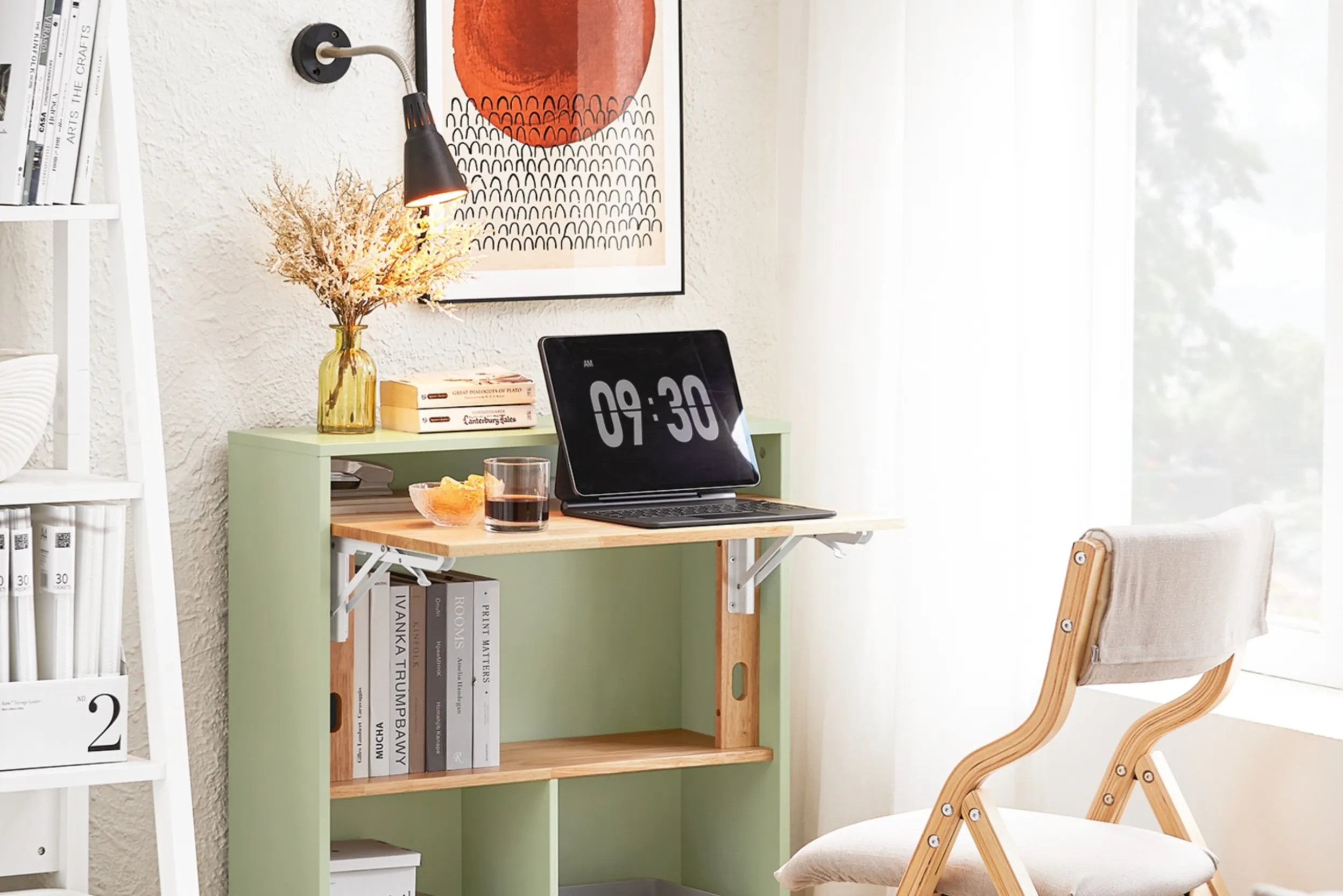 Halbhohes grünes Regal mit ausklappbarem Schreibtisch