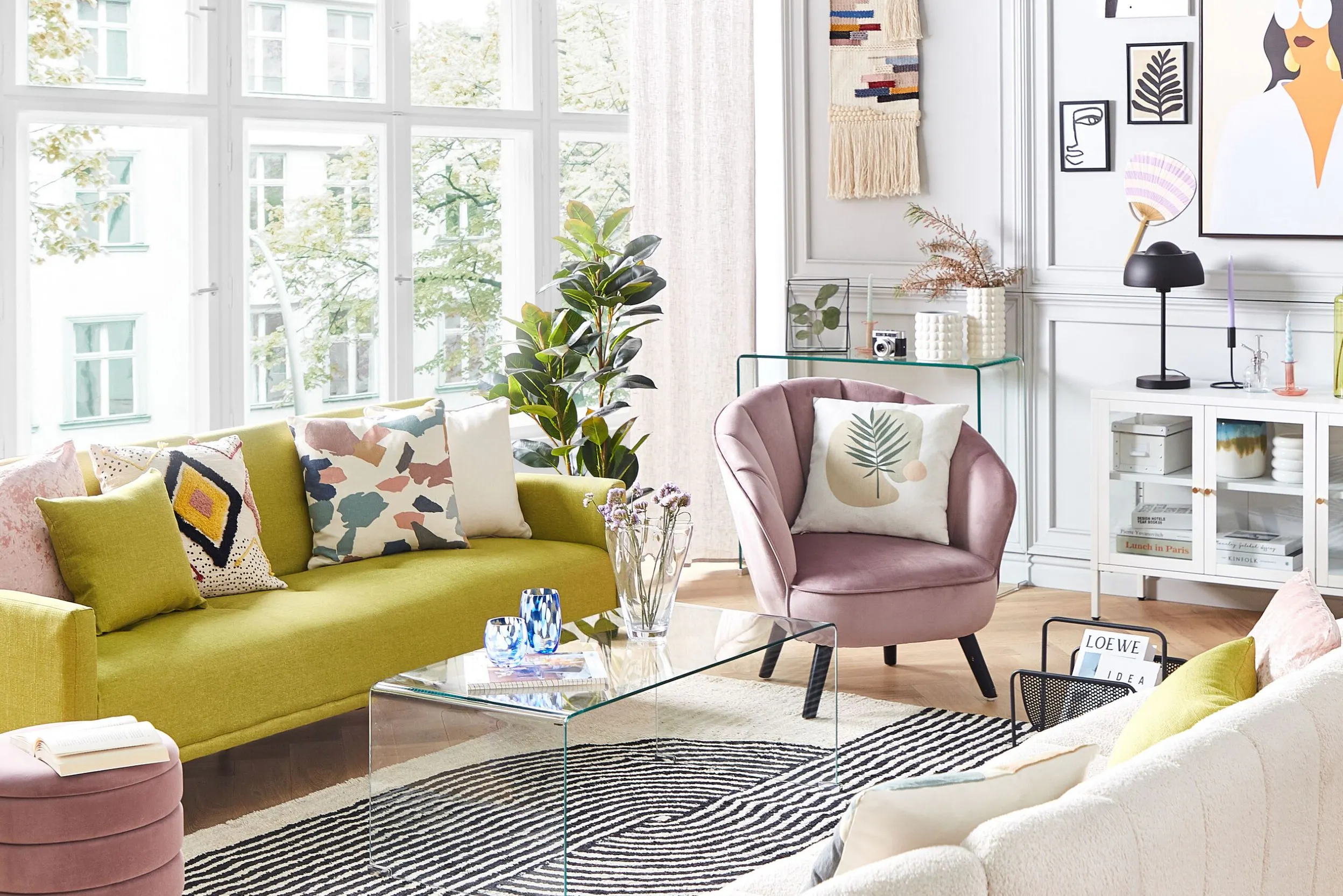 Farbenfrohes Wohnzimmer mit transparentem Couchtisch