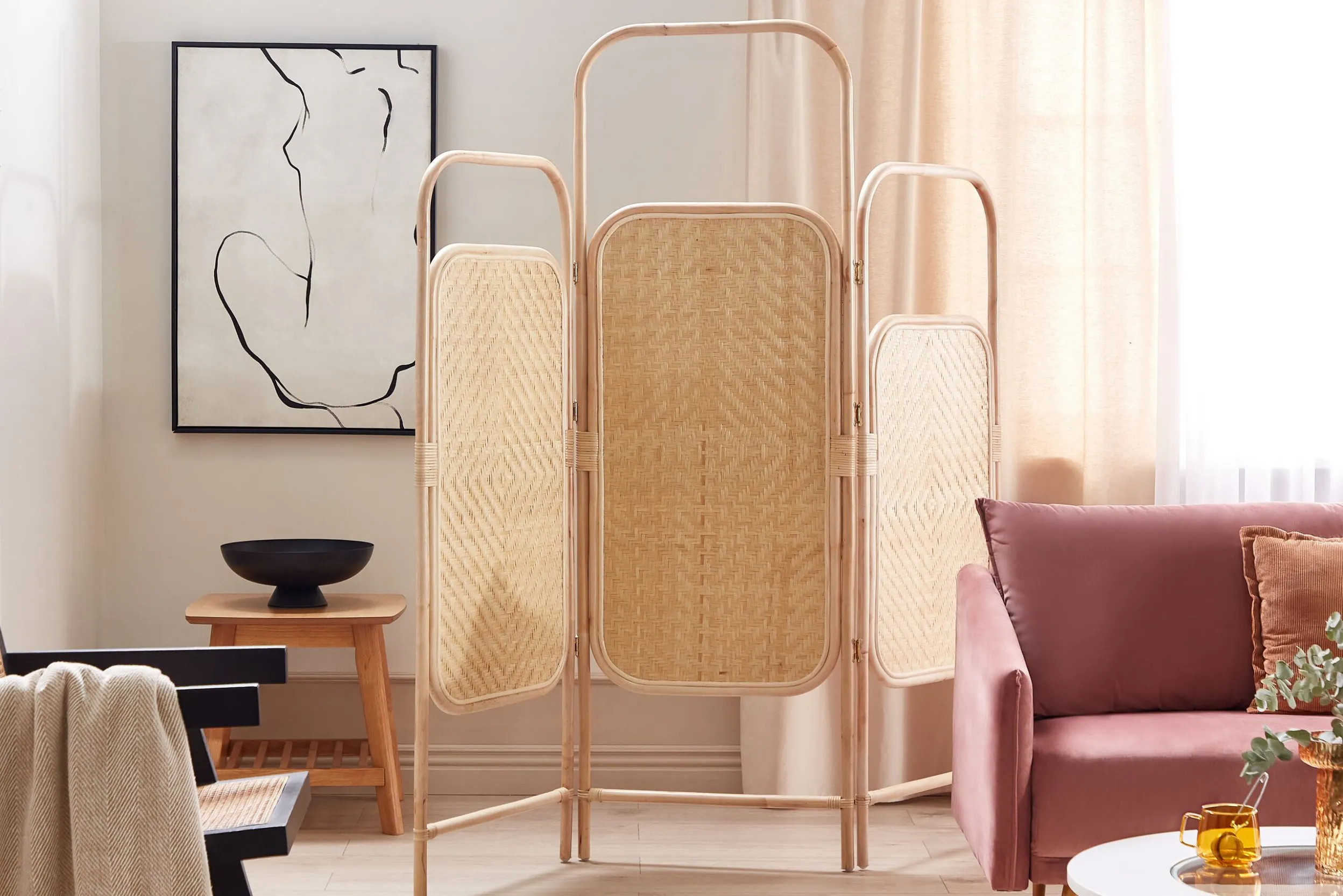 Beigefarbener Rattan-Paravent in einem modern eingerichteten Wohnzimmer