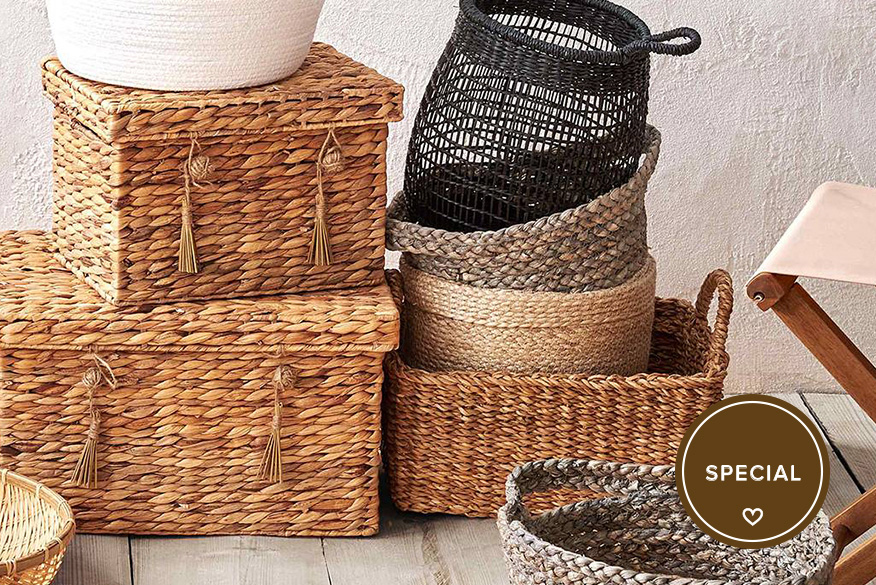 Geflochtene Körbe aus Naturmaterialien mit verschiedenen Farbakzenten als Organizing-Lösung zum Verstauen von Alltagsgegenständen.
