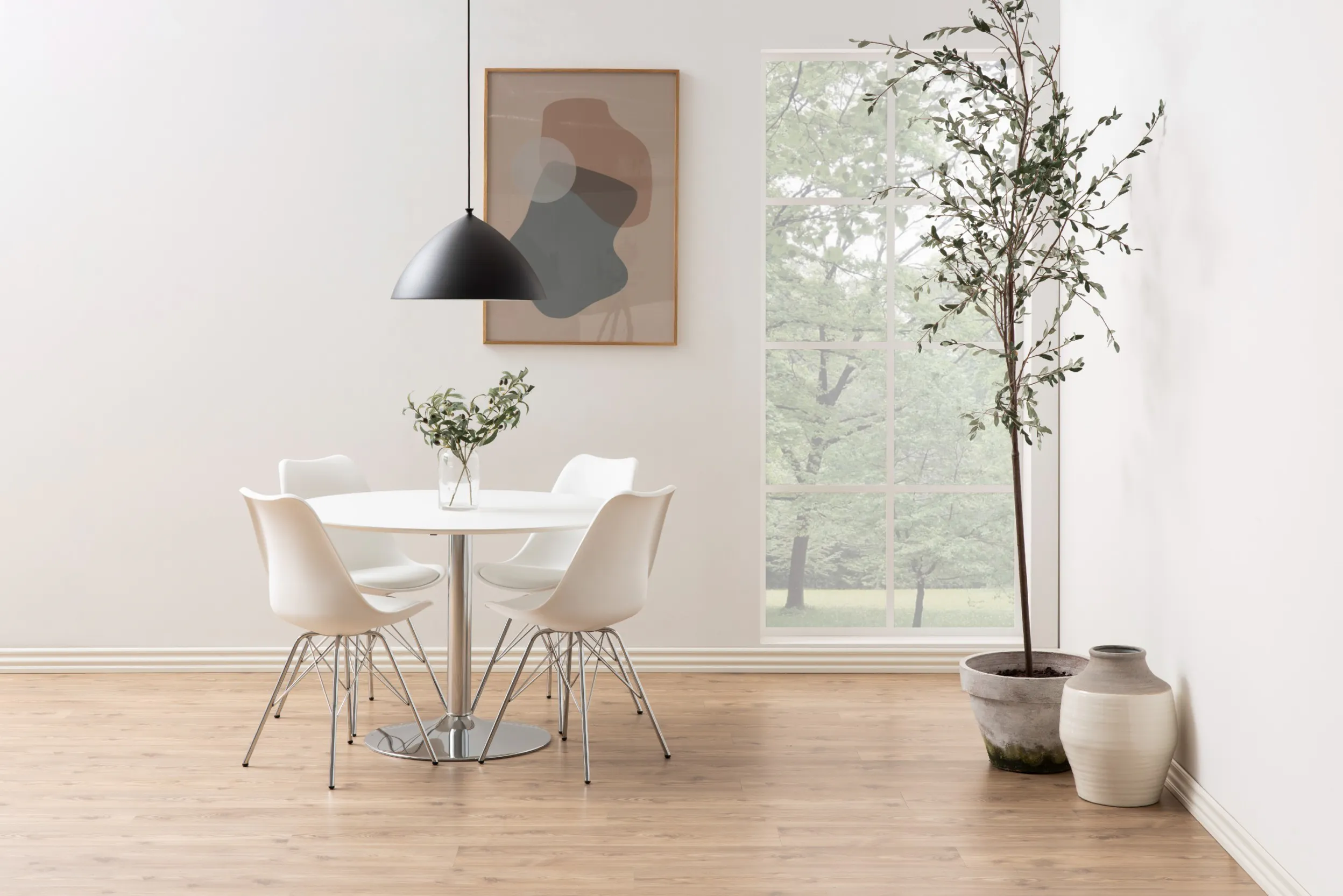 Moderne weisse Kunststoffstühle um einen runden Tisch mit glänzendem Chromfuss