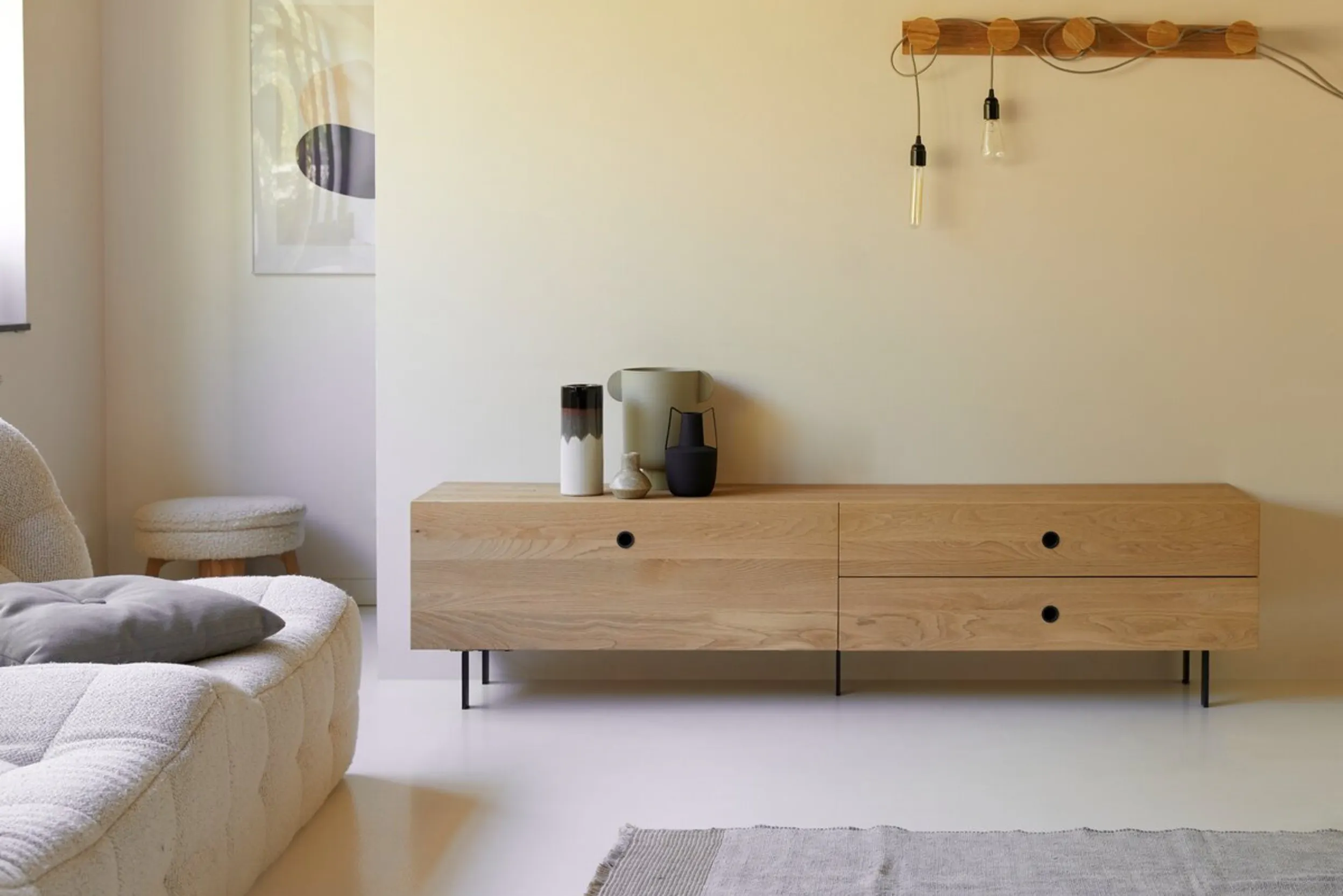 Geradliniges Sideboard aus Massivholz mit klarer, minimalistischer Form