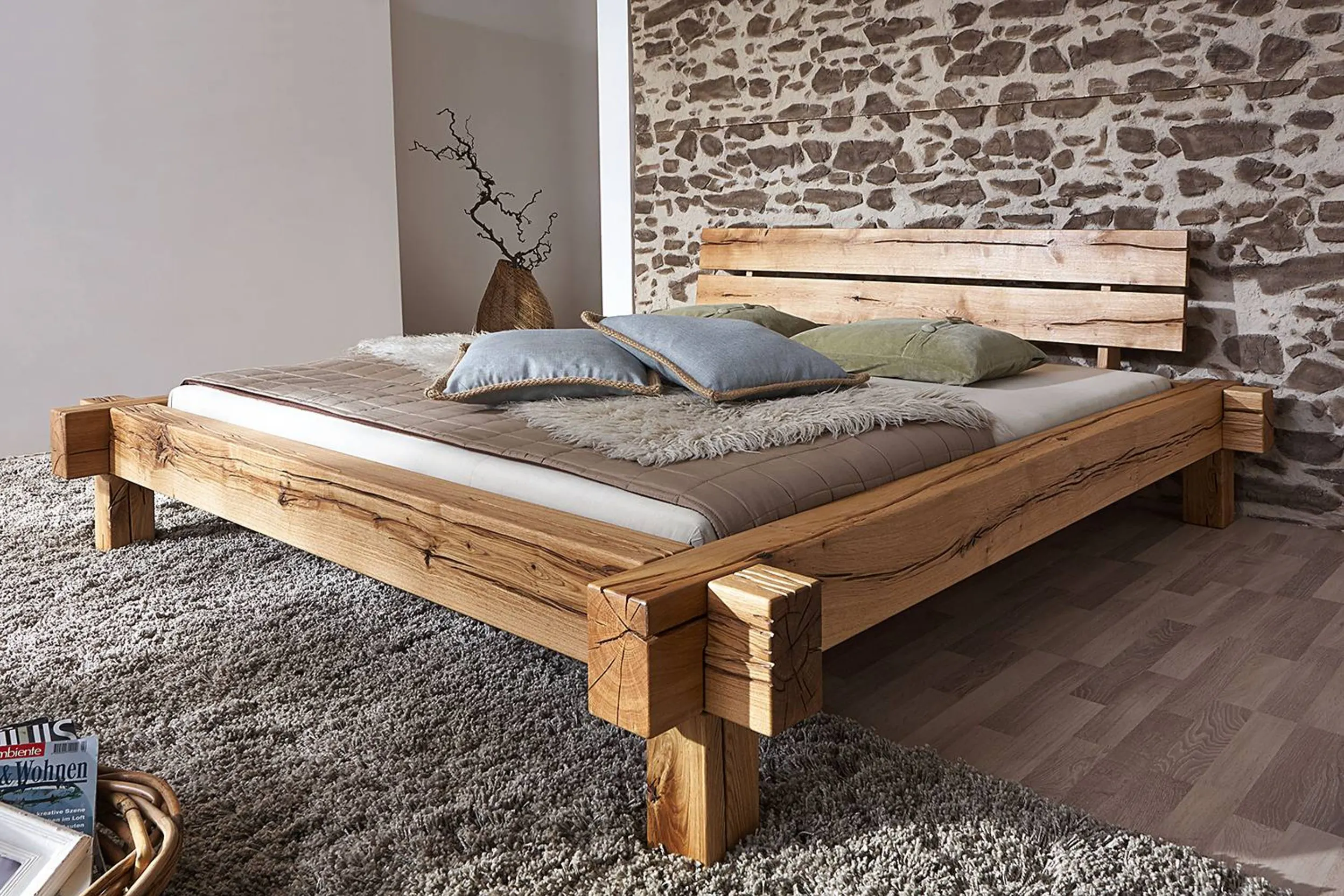 Grosses Balkenbett mit Kopfteil aus massivem Holz