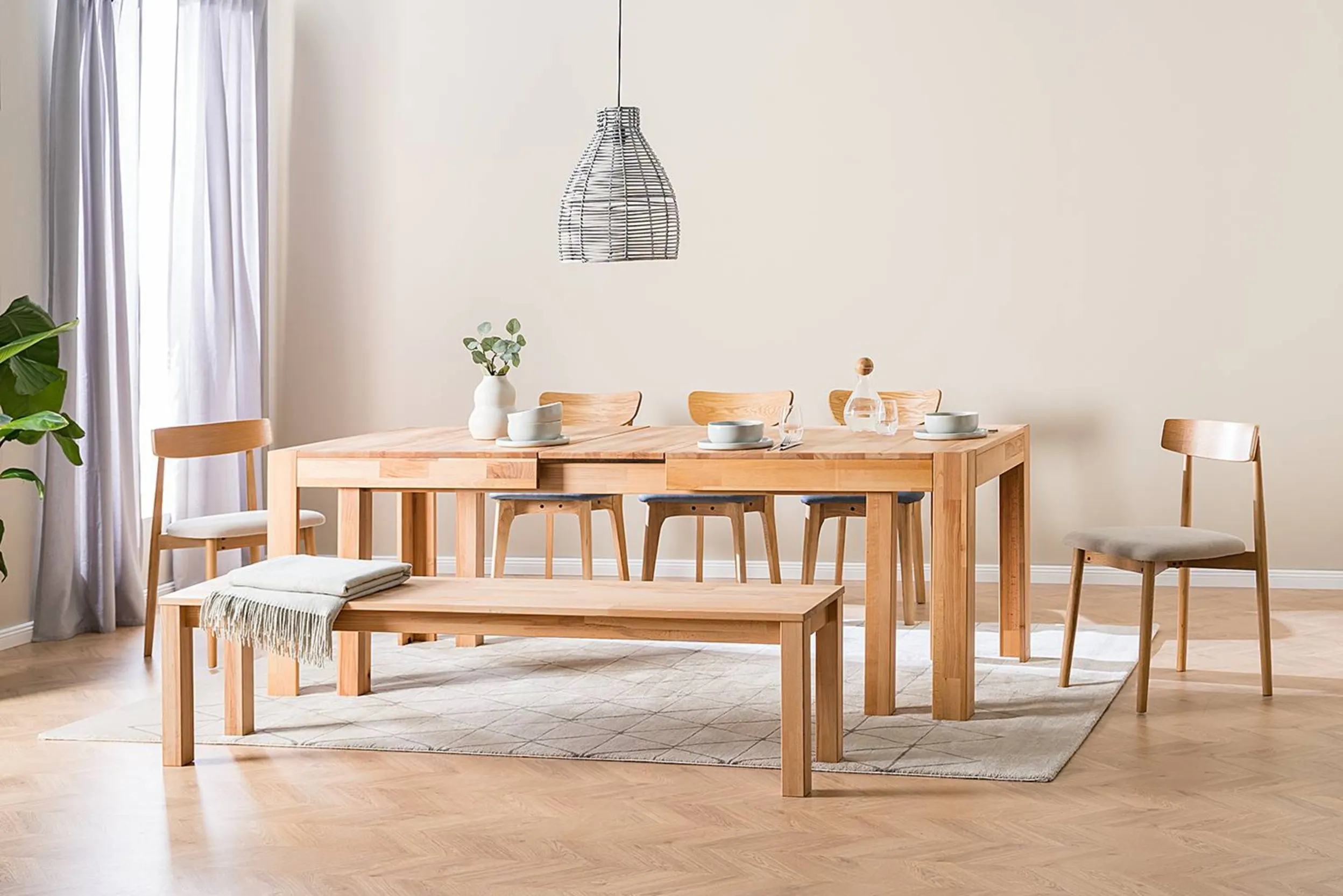 Esszimmermöbel aus Holz mit Ausziehtisch, Bänken und Stühlen