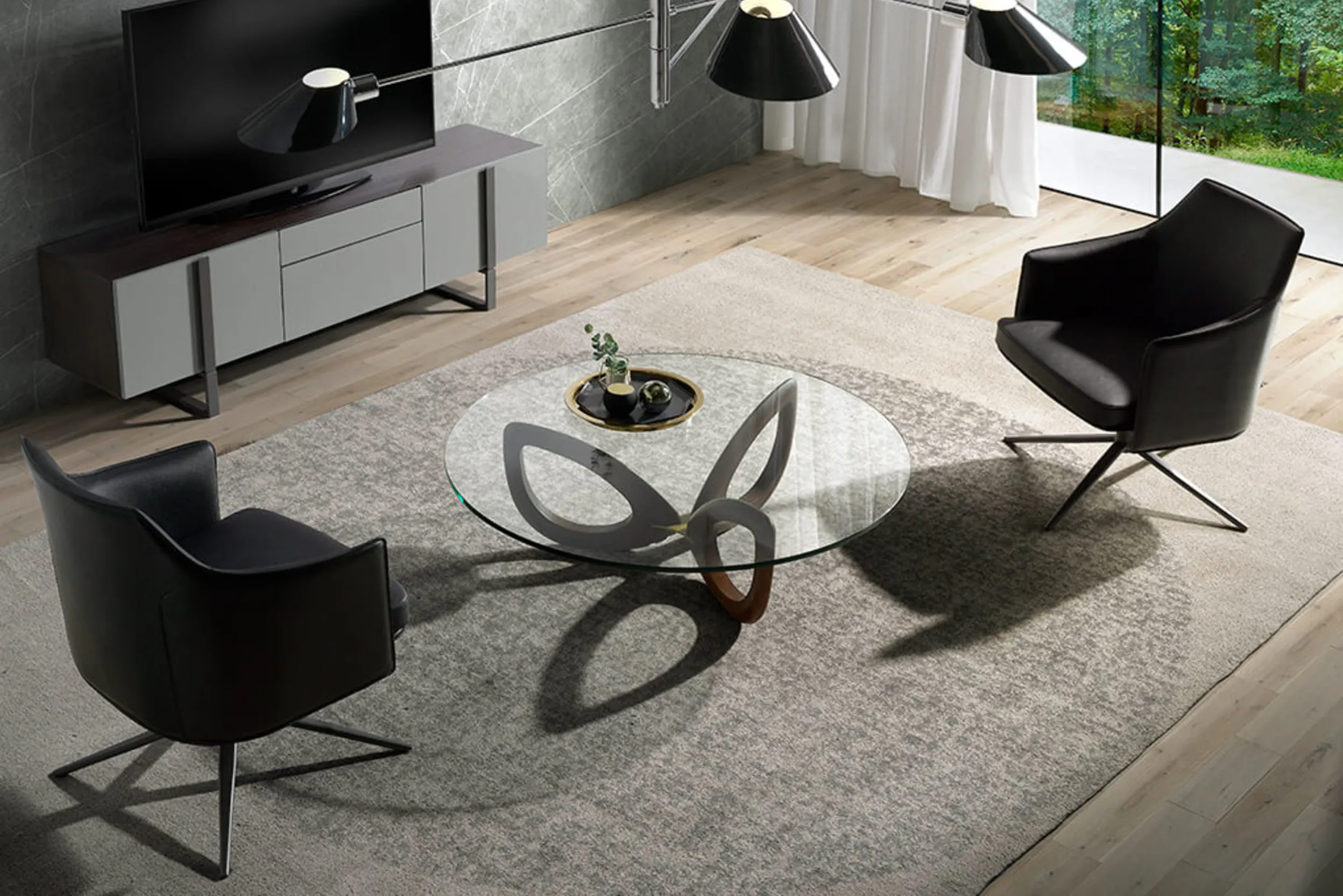 Modernes Wohnzimmer mit Lederstühlen und extravagantem Glastisch
