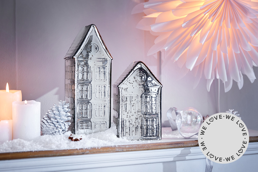 Silberne Dekohäuschen zusammen mit weiterer Weihnachtsdeko in Silber und Weiß