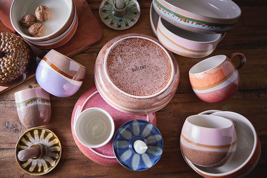 Geschirr und Dekoration im Retro-Stil