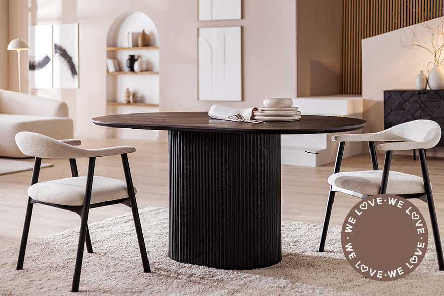 Ovaler Esstisch aus schwarz lackiertem Eichenholz mit geriffeltem Fuss.