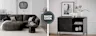 Wohnzimmer mit schwarzen Möbeln vom Bigsofa aus schwarzem Webstoff über eine schwarz lackierte Kommode bis hin zur semi-transparenten Pendellampe.