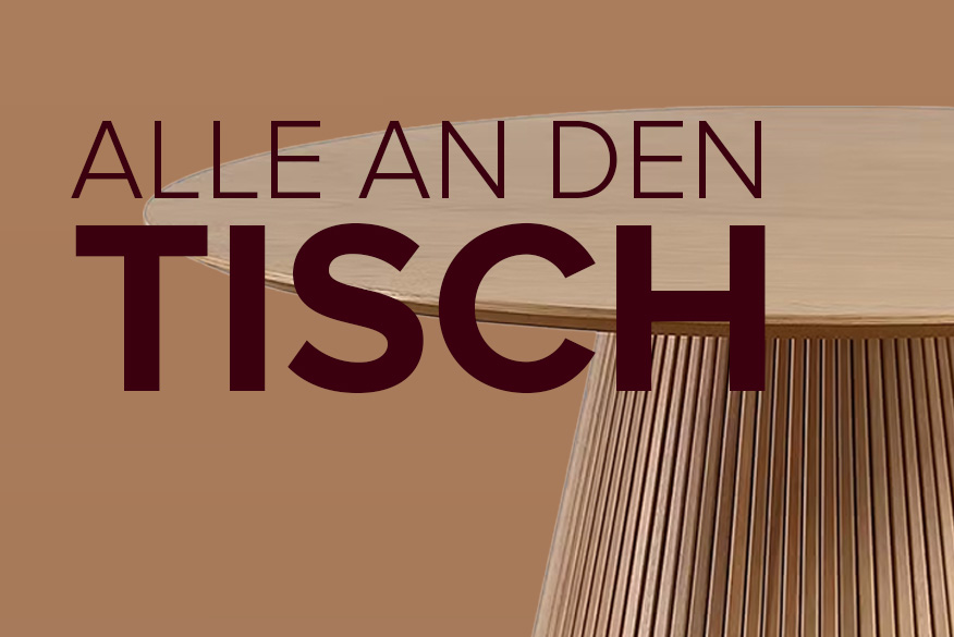 Runder Holztisch mit dem home24 Kampagnenslogan: Alle an den Tisch